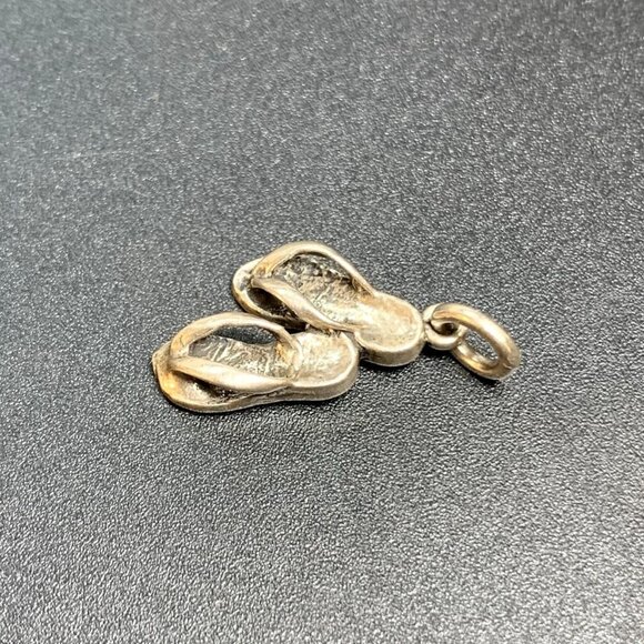 VTG Solid Sterling Silver 925 Sandals Flip Flop Textured Charm 0.75'' Length - Picture 3 of 10